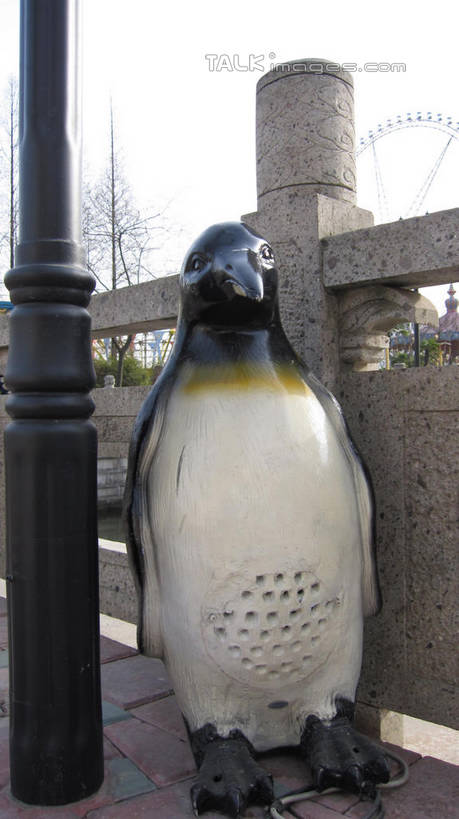 无人,游乐园,栏杆,站,竖图,室外,白天,正面,度假,美景,城市风光,城市,游乐场,企鹅,野生动物,雕塑,上海,中国,亚洲,阴影,艺术,装饰,光线,雕刻,雕像,影子,景观,围栏,娱乐,护栏,一只,天空,阳光,动物,工艺品,天,站着,享受,休闲,景色,放松,可爱,锦江乐园,活泼,纪念,美术,申,主题,陈列,东亚,闵行区,上海市,中华人民共和国,沪,华东地区,功能,美学,乐园,主题公园,站立,彩图,全身,人造公园,主题乐园,shslj1