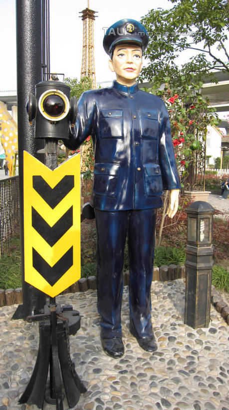 东方人,一个人,无人,交警,游乐园,站,竖图,室外,白天,正面,度假,安全,美景,植物,城市风光,城市,游乐场,雕塑,上海,中国,亚洲,仅一个男性,仅一个人,仅一个中年男性,服装,艺术,装饰,雕刻,雕像,景观,信号灯,交通,黄种人,娱乐,树,树木,衣服,绿色,天空,自然,工艺品,天,站着,享受,休闲,景色,放松,警示,服饰,锦江乐园,生长,成长,纪念,美术,申,衣着,穿着,提示,主题,流通,陈列,东亚,闵行区,上海市,交通信号灯,一尊,中华人民共和国,沪,华东地区,功能,美学,乐园,主题公园,衣饰,男人,男性,中年男性,亚洲人,交通管理员,交通警察,站立,彩图,全身,人造公园,主题乐园,shslj1