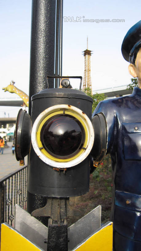 东方人,一个人,无人,交警,游乐园,站,竖图,室外,白天,正面,度假,安全,美景,植物,城市风光,城市,游乐场,雕塑,上海,中国,亚洲,仅一个男性,仅一个人,仅一个中年男性,服装,艺术,装饰,雕刻,雕像,景观,信号灯,交通,黄种人,娱乐,树,树木,衣服,绿色,天空,自然,工艺品,天,站着,享受,休闲,景色,放松,警示,服饰,锦江乐园,生长,成长,纪念,美术,申,衣着,穿着,提示,主题,流通,陈列,东亚,闵行区,上海市,交通信号灯,一尊,中华人民共和国,沪,华东地区,功能,美学,乐园,主题公园,衣饰,男人,男性,中年男性,亚洲人,交通管理员,交通警察,站立,半身,彩图,人造公园,主题乐园,shslj1