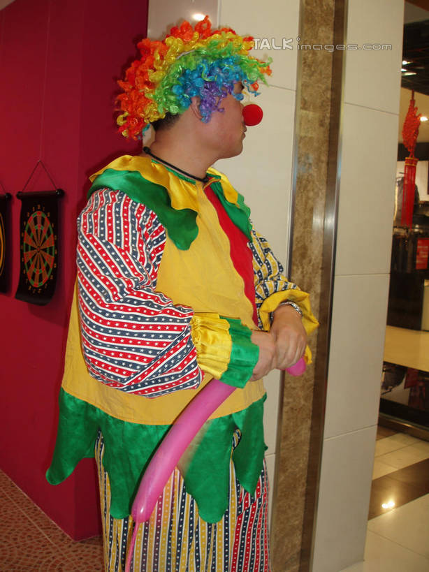 东方人,一个人,小丑,游乐园,站,竖图,室内,白天,侧面,度假,美景,城市风光,城市,游乐场,上海,中国,亚洲,仅一个男性,仅一个人,仅一个中年男性,握,服装,装饰,塑料,景观,拿,拿着,黄种人,娱乐,衣服,气球,塑料制品,站着,享受,休闲,橡胶,景色,放松,握着,服饰,锦江乐园,华丽,修饰,点缀,申,衣着,穿着,表演服,演出服,橡胶制品,东亚,闵行区,上海市,中华人民共和国,沪,华东地区,衬托,美观,雅致,雅观,乐园,主题公园,衣饰,道具服,男人,男性,中年男性,亚洲人,丑角,站立,半身,彩图,人造公园,主题乐园,shslj1