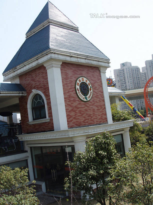 无人,游乐园,家,竖图,室外,白天,正面,度假,美景,植物,城市风光,城市,游乐场,上海,中国,亚洲,阴影,光线,影子,房屋,屋子,景观,娱乐,楼房,住宅,树,树木,蓝色,绿色,蓝天,天空,阳光,自然,天,享受,休闲,景色,放松,锦江乐园,生长,晴朗,成长,申,东亚,闵行区,上海市,万里无云,中华人民共和国,沪,华东地区,乐园,主题公园,晴空,晴空万里,彩图,房子,人造公园,主题乐园,shslj1