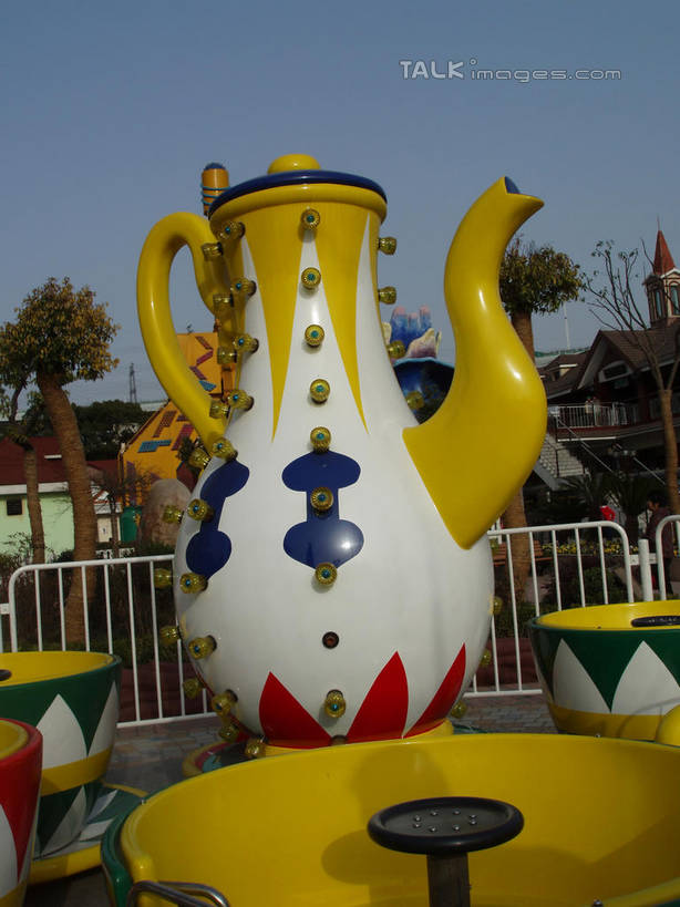 无人,游乐园,栏杆,竖图,室外,白天,仰视,度假,游戏,美景,植物,城市风光,城市,游乐场,上海,中国,亚洲,阴影,光线,影子,景观,围栏,玩,娱乐,护栏,树,树木,蓝色,绿色,蓝天,天空,阳光,自然,天,享受,休闲,景色,放松,游乐设施,转转杯,锦江乐园,生长,晴朗,成长,活动,申,发泄,消遣,智力,东亚,闵行区,上海市,万里无云,中华人民共和国,沪,华东地区,宣泄,乐园,主题公园,欢乐咖啡杯,旋转咖啡杯,游艺设施,晴空,晴空万里,玩耍,嬉戏,彩图,低角度拍摄,人造公园,主题乐园,shslj1