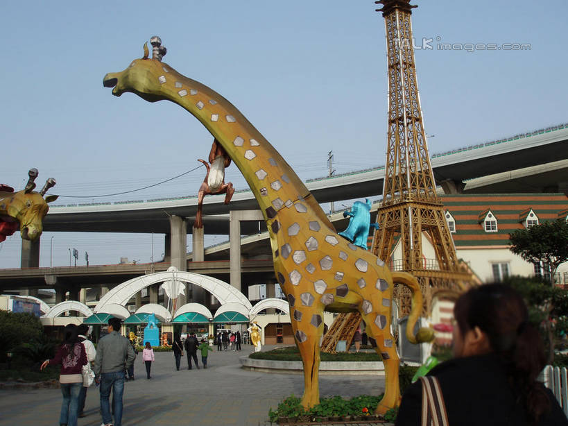 东方人,游乐园,走,横图,室外,白天,仰视,度假,美景,植物,城市风光,城市,道路,路,游乐场,公路,哺乳动物,长颈鹿,野生动物,雕塑,上海,艾菲尔铁塔,中国,亚洲,行人,游客,游人,阴影,服装,艺术,装饰,光线,雕刻,雕像,影子,景观,高架,交通,埃菲尔铁塔,许多人,休闲装,黄种人,娱乐,路人,旅客,树,树木,衣服,蓝色,绿色,蓝天,天空,阳光,自然,动物,工艺品,天,一群人,享受,休闲,休闲服,景色,放松,服饰,锦江乐园,活泼,生长,晴朗,成长,纪念,美术,申,主题,巴黎铁塔,高架桥,陈列,东亚,闵行区,上海市,高架道路,跨线桥,万里无云,中华人民共和国,沪,华东地区,功能,美学,乐园,主题公园,过客,男人,男性,年轻男性,年轻女性,女人,女性,亚洲人,晴空,晴空万里,步行,散步,走路,半身,彩图,低角度拍摄,人造公园,主题乐园,shslj1