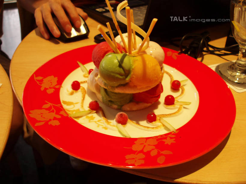 东方人,手,一个人,横图,俯视,室内,特写,白天,鼠标,餐桌,桌子,樱桃,餐具,水果,亚洲,仅一个年轻女性,仅一个女性,仅一个人,握,新鲜,碟子,盘,生食,食品,冰激凌,果实,清凉,黄种人,输入设备,食物,一个,盘子,碟,冷饮,舒服,手部,冰淇淋,握着,有机食品,绿色食品,单个,餐台,单手,解暑,解渴,雪糕,舒爽,冰糕,消暑,年轻女性,女人,女性,亚洲人,樱珠,莺桃,英桃,楔桃,牛桃,荆桃,半身,彩图,高角度拍摄,shslj1