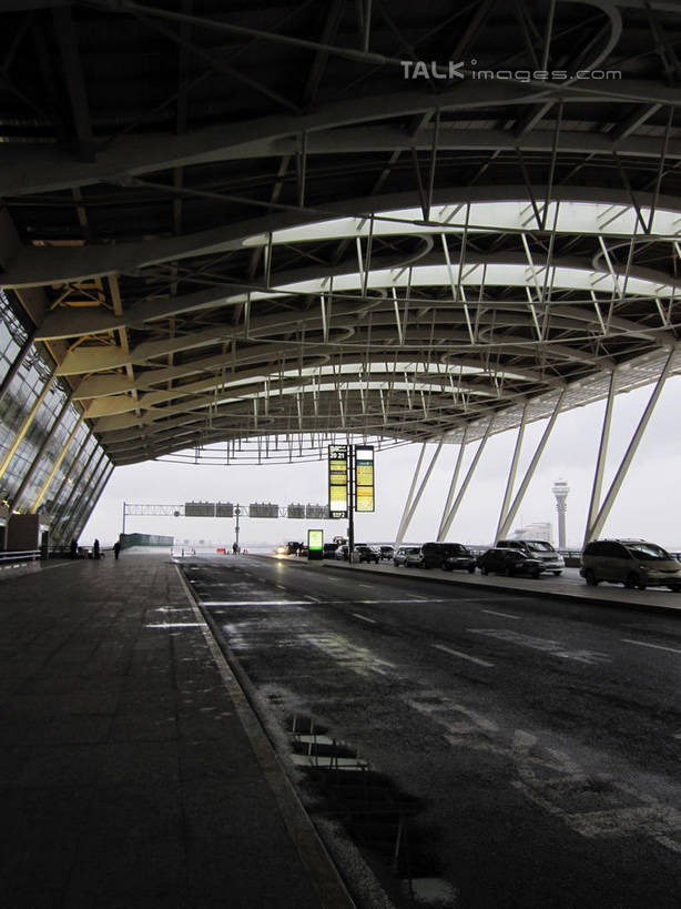 无人,机场,竖图,室内,白天,正面,道路,飞机场,路,指示牌,公路,汽车,一排,整齐,标志,路标,分界线,停车线,交通,标识,候机厅,路牌,车,排列,交通工具,轿车,车行道,车行道分界线,队列,载具,标线,候机室,车行线,待机室,航空站,空港,马路,彩图,shslj1