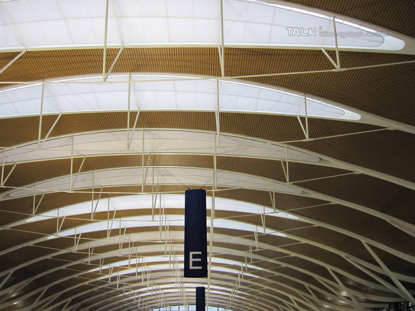 无人,机场,横图,室内,白天,仰视,窗户,天花板,飞机场,指示牌,英文,标志,路标,文字,字符,字母,墙,标识,候机厅,路牌,玻璃窗,墙壁,墙面,英文字母,候机室,待机室,航空站,空港,彩图,低角度拍摄,shslj1