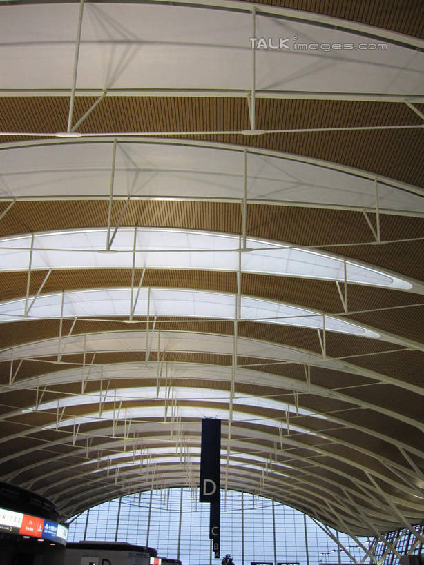 无人,机场,竖图,室内,白天,仰视,窗户,天花板,飞机场,指示牌,英文,标志,路标,文字,字符,字母,墙,标识,候机厅,路牌,玻璃窗,墙壁,墙面,英文字母,候机室,待机室,航空站,空港,彩图,低角度拍摄,shslj1