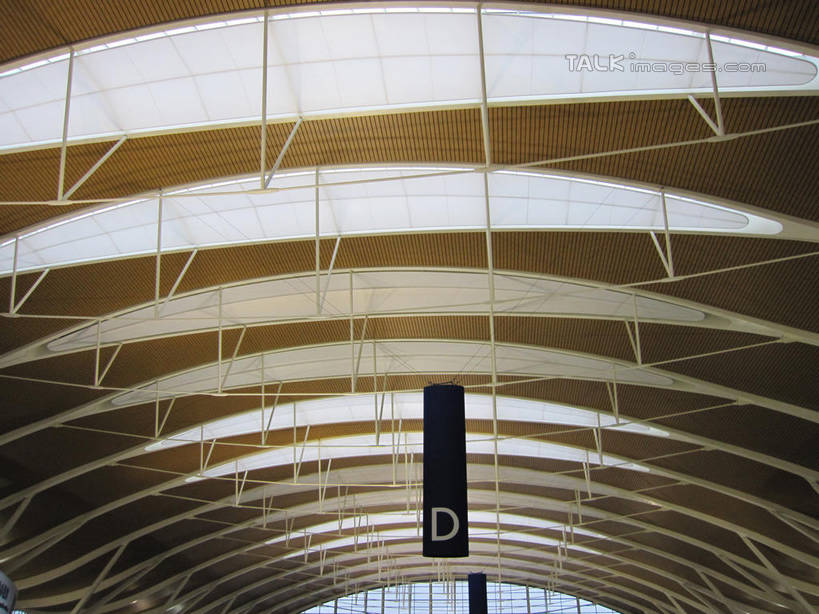 无人,机场,横图,室内,白天,仰视,窗户,天花板,飞机场,指示牌,英文,标志,路标,文字,字符,字母,墙,标识,候机厅,路牌,玻璃窗,墙壁,墙面,英文字母,候机室,待机室,航空站,空港,彩图,低角度拍摄,shslj1