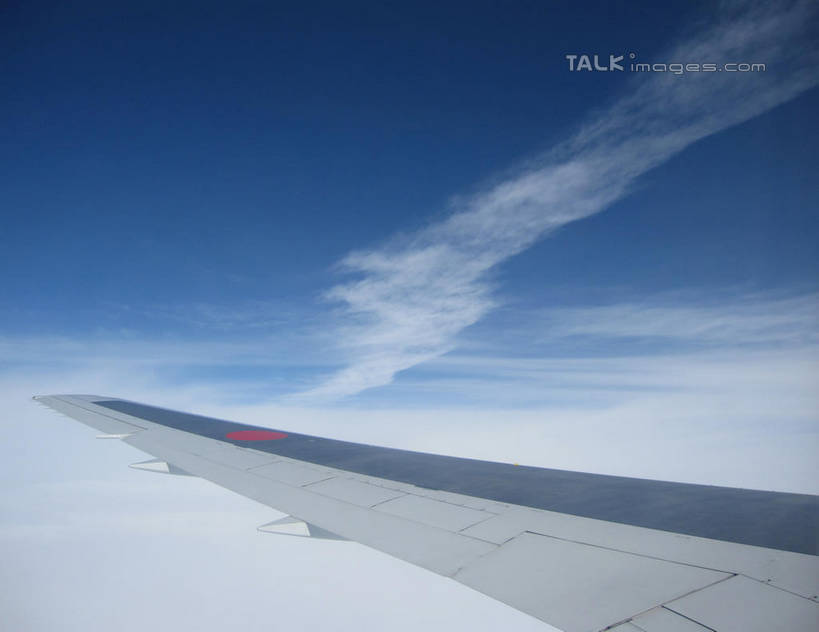 无人,横图,俯视,航拍,室外,特写,白天,飞机,飞翔,阴影,飞行,光线,影子,云,云朵,机翼,交通,翱翔,云彩,航空,飞,蓝色,白云,蓝天,天空,阳光,交通工具,天,运输,一架,晴朗,客机,鸟瞰,载具,晴空,彩图,高角度拍摄,shslj1