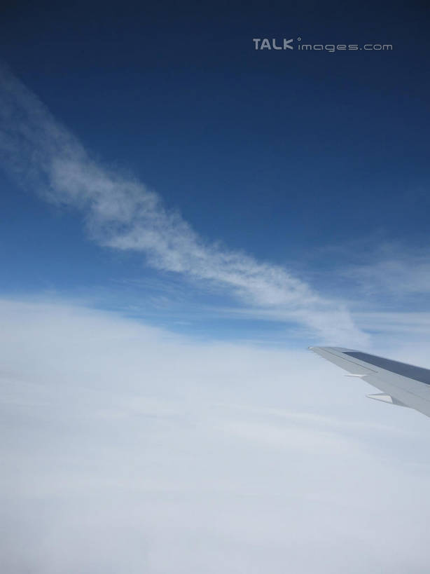 无人,竖图,俯视,航拍,室外,特写,白天,飞机,飞翔,阴影,飞行,光线,影子,云,云朵,机翼,交通,翱翔,云彩,航空,飞,蓝色,白云,蓝天,天空,阳光,交通工具,天,运输,一架,晴朗,客机,鸟瞰,载具,晴空,彩图,高角度拍摄,shslj1