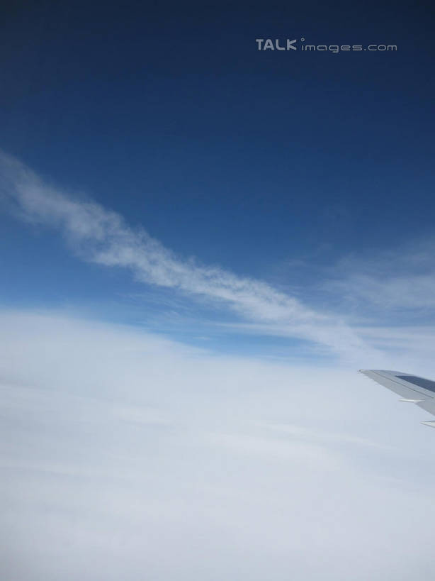 无人,竖图,俯视,航拍,室外,特写,白天,飞机,飞翔,阴影,飞行,光线,影子,云,云朵,机翼,交通,翱翔,云彩,航空,飞,蓝色,白云,蓝天,天空,阳光,交通工具,天,运输,一架,晴朗,客机,鸟瞰,载具,晴空,彩图,高角度拍摄,shslj1