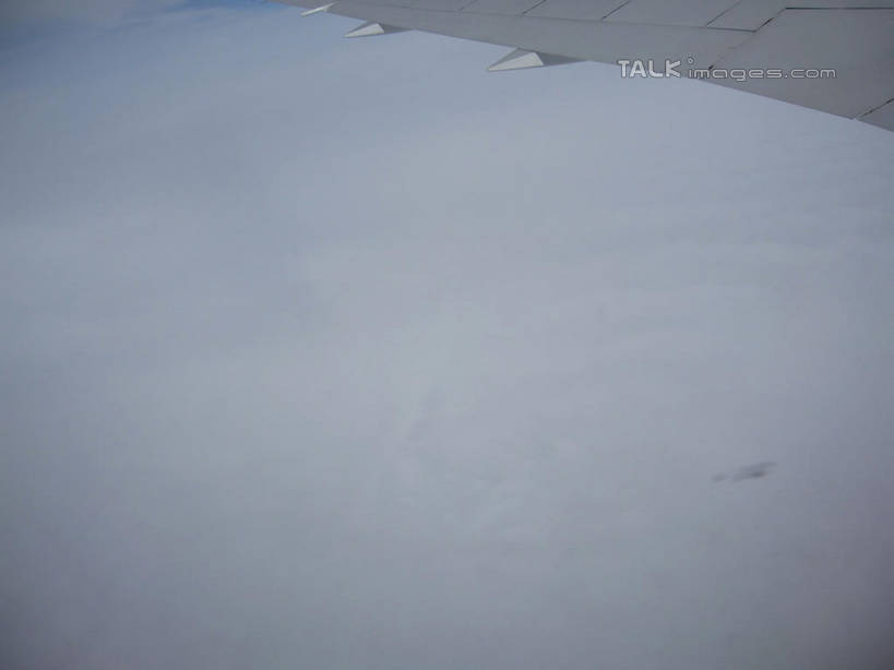 无人,横图,俯视,航拍,室外,特写,白天,飞机,飞翔,阴影,飞行,光线,影子,云,云朵,机翼,交通,翱翔,云彩,航空,飞,蓝色,白云,蓝天,天空,阳光,交通工具,天,运输,一架,晴朗,客机,鸟瞰,载具,晴空,彩图,高角度拍摄,shslj1