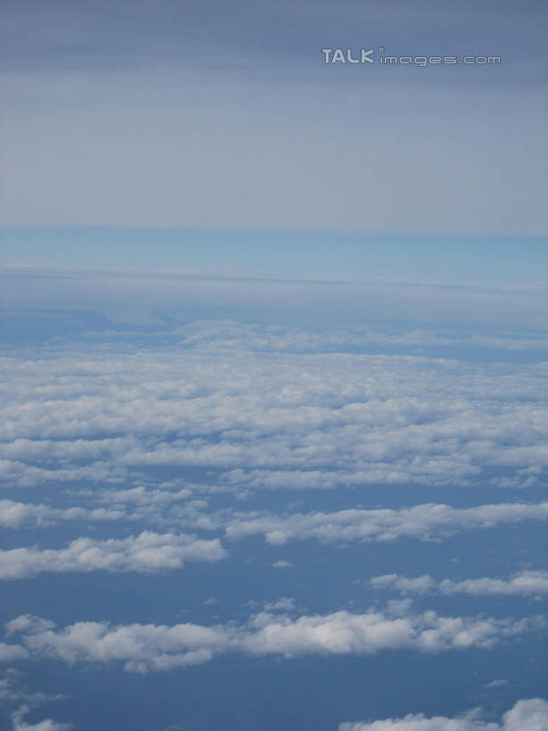 无人,竖图,俯视,航拍,室外,白天,阴影,光线,影子,云,云朵,云彩,蓝色,白云,蓝天,天空,阳光,天,晴朗,鸟瞰,晴空,彩图,高角度拍摄,shslj1