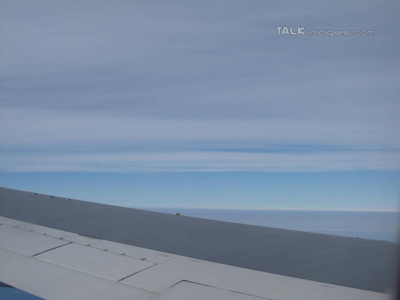 无人,横图,俯视,航拍,室外,特写,白天,飞机,飞翔,阴影,飞行,光线,影子,云,云朵,机翼,交通,翱翔,云彩,航空,飞,蓝色,白云,蓝天,天空,阳光,交通工具,天,运输,一架,晴朗,客机,鸟瞰,载具,晴空,彩图,高角度拍摄,shslj1