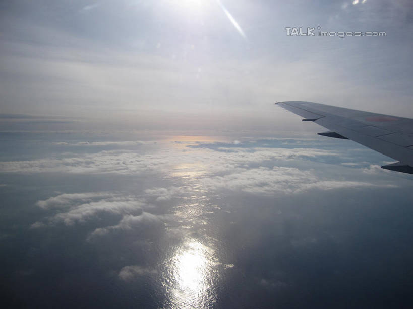 无人,横图,俯视,航拍,室外,特写,白天,飞机,飞翔,阴影,飞行,光线,影子,云,云朵,机翼,交通,翱翔,云彩,航空,飞,蓝色,白云,蓝天,天空,阳光,交通工具,天,运输,一架,晴朗,客机,鸟瞰,载具,晴空,彩图,高角度拍摄,shslj1