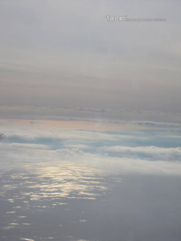 无人,竖图,俯视,航拍,室外,白天,阴影,光线,影子,云,云朵,云彩,蓝色,白云,蓝天,天空,阳光,天,晴朗,鸟瞰,晴空,彩图,高角度拍摄,shslj1