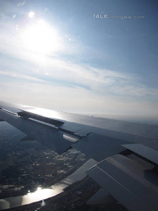 无人,家,竖图,俯视,航拍,室外,白天,旅游,度假,美景,植物,城市风光,城市,飞机,建筑,飞翔,阴影,飞行,光线,影子,房屋,屋子,景观,云,云朵,公寓,机翼,交通,翱翔,云彩,娱乐,航空,建设,飞,洋房,楼房,住宅,树,树木,蓝色,绿色,白云,蓝天,天空,阳光,自然,交通工具,天,享受,休闲,景色,放松,运输,一架,生长,晴朗,成长,客机,鸟瞰,载具,晴空,彩图,高角度拍摄,房子,shslj1