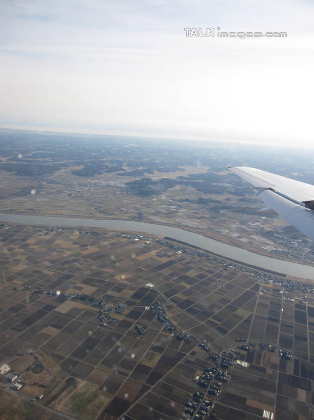 无人,家,竖图,俯视,航拍,室外,白天,旅游,度假,美景,植物,城市风光,城市,飞机,建筑,飞翔,阴影,飞行,光线,影子,房屋,屋子,景观,公寓,机翼,交通,翱翔,娱乐,航空,建设,飞,洋房,楼房,住宅,树,树木,绿色,天空,阳光,自然,交通工具,天,享受,休闲,景色,放松,运输,一架,生长,成长,客机,鸟瞰,载具,彩图,高角度拍摄,房子,shslj1