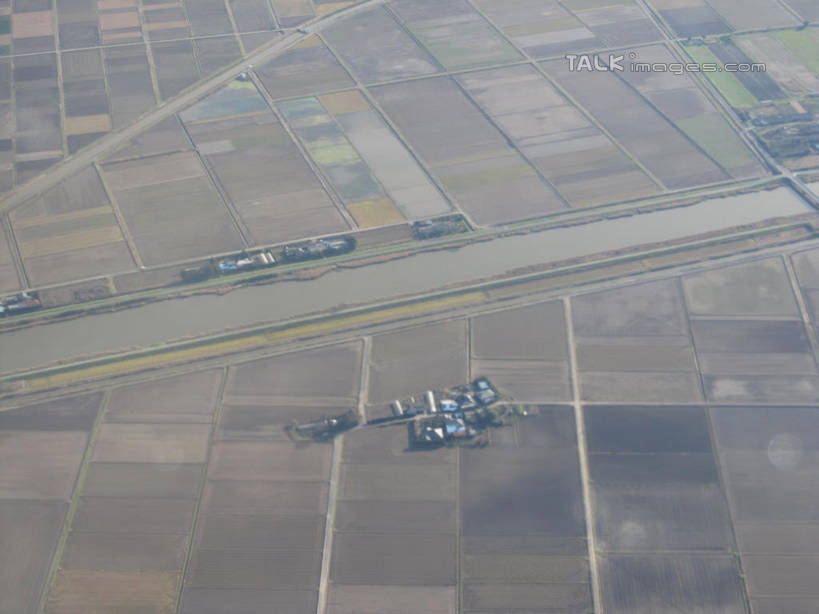 无人,家,农田,横图,俯视,航拍,室外,白天,旅游,度假,庄稼,农作物,美景,植物,城市风光,城市,建筑,房屋,屋子,景观,公寓,娱乐,建设,洋房,楼房,住宅,树,树木,绿色,自然,享受,休闲,景色,放松,生长,成长,鸟瞰,彩图,高角度拍摄,耕地,庄稼田,房子,shslj1