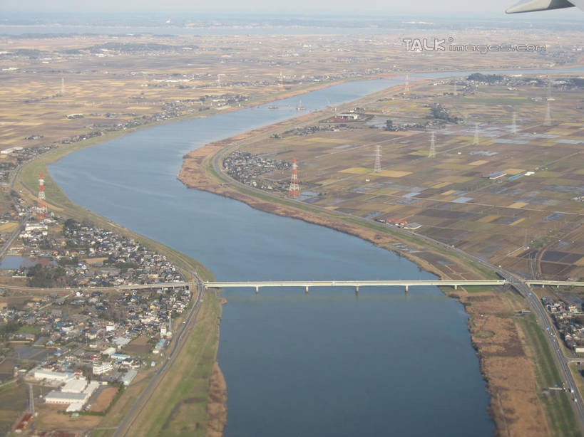 无人,家,农田,横图,俯视,航拍,室外,白天,旅游,度假,庄稼,农作物,河流,美景,水,植物,城市风光,城市,大桥,建筑,立交桥,桥梁,阴影,光线,影子,房屋,屋子,河水,景观,水流,云,云朵,高架,公寓,斜拉桥,桥,云彩,娱乐,建设,洋房,楼房,住宅,树,树木,蓝色,绿色,白云,蓝天,天空,阳光,自然,天,享受,休闲,景色,放松,生长,晴朗,成长,鸟瞰,晴空,彩图,高角度拍摄,耕地,庄稼田,房子,shslj1