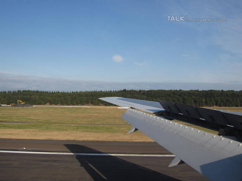 无人,机场,横图,室外,白天,正面,草地,草坪,植物,道路,飞机,飞机场,路,公路,阴影,光线,影子,云,云朵,分界线,机翼,停车线,交通,云彩,航空,草,树,树木,蓝色,绿色,白云,蓝天,天空,阳光,自然,停机坪,交通工具,天,运输,一架,生长,晴朗,成长,车行道,车行道分界线,客机,载具,标线,车行线,晴空,马路,彩图,shslj1