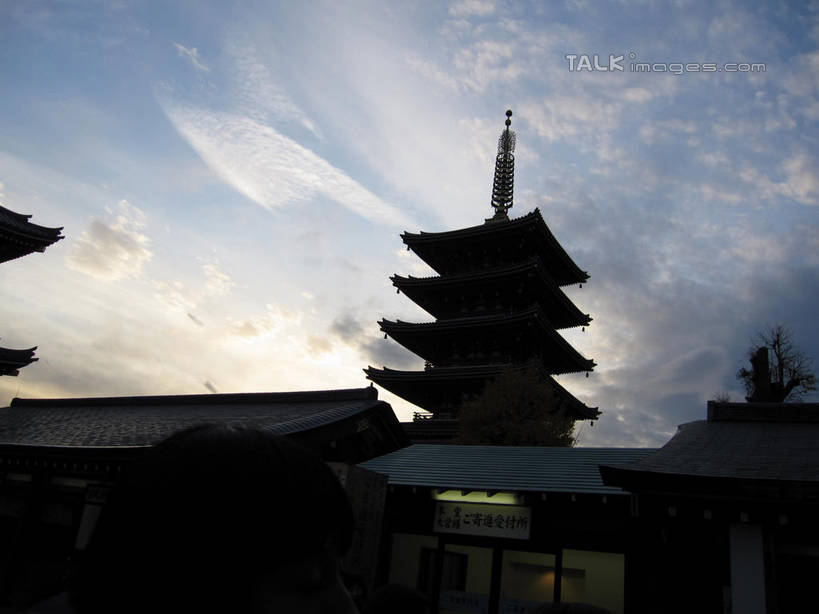 无人,家,横图,室外,白天,仰视,旅游,度假,名胜古迹,植物,标志建筑,地标,建筑,阴影,遗迹,光线,影子,房屋,屋子,云,云朵,塔,背光,云彩,古迹,文物,娱乐,建设,古建筑,宝塔,楼房,佛塔,住宅,树,树木,蓝色,绿色,白云,蓝天,天空,阳光,自然,天,享受,休闲,旅游胜地,放松,生长,晴朗,成长,逆光,古文明,浮图,浮屠,晴空,彩图,低角度拍摄,房子,塔婆,浮图塔,浮头,佛图,shslj1