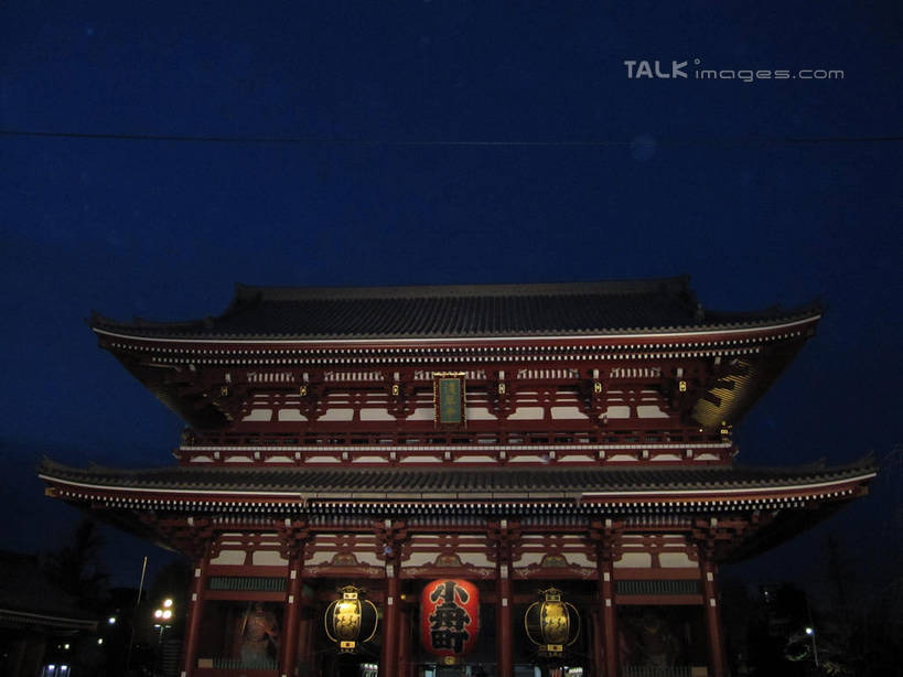 无人,寺庙,横图,室外,夜晚,仰视,旅游,度假,名胜古迹,标志建筑,地标,建筑,照明,东京,日本,亚洲,阴影,节日,遗迹,光线,彩灯,影子,灯光,古迹,文化,文物,娱乐,建设,古建筑,灯,蓝色,蓝天,天空,灯具,庙宇,天,祈祷,享受,休闲,健康,浅草寺,旅游胜地,放松,许愿,宗教,花灯,佛教,信仰,纪念,祈求,照亮,照明设备,古文明,东亚,本州,关东地方,本州岛,日本国,东京都,浅草雷门观音寺,浅草观音寺,金龙山浅草寺,释教,浅草,台东区,平安,彩图,低角度拍摄,庙,寺,shslj1