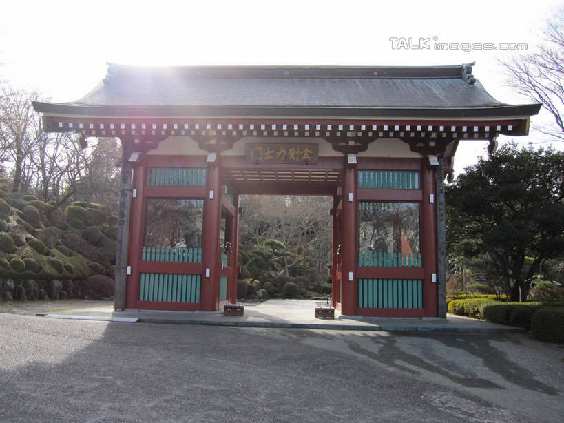 无人,横图,室外,白天,仰视,旅游,度假,美景,植物,门,建筑,雕塑,长崎,日本,亚洲,阴影,艺术,装饰,光线,标志,雕刻,牌匾,瓦片,文字,影子,字符,屋顶,景观,顶棚,瓦,文化,娱乐,标识,树,树木,蓝色,绿色,蓝天,天空,阳光,自然,工艺品,门框,天,享受,休闲,汉字,景色,放松,建造,平和公园,生长,晴朗,成长,纪念,美术,中文,自然风光,主题,陈列,东亚,屋瓦,和平公园,万里无云,日本国,长崎县,九州本岛,九州,九州岛,九州地方,长崎市,功能,美学,国文,华文,县厅,平和纪念公园,长崎平和公园,长崎平和纪念公园,晴空,晴空万里,彩图,低角度拍摄,shslj1