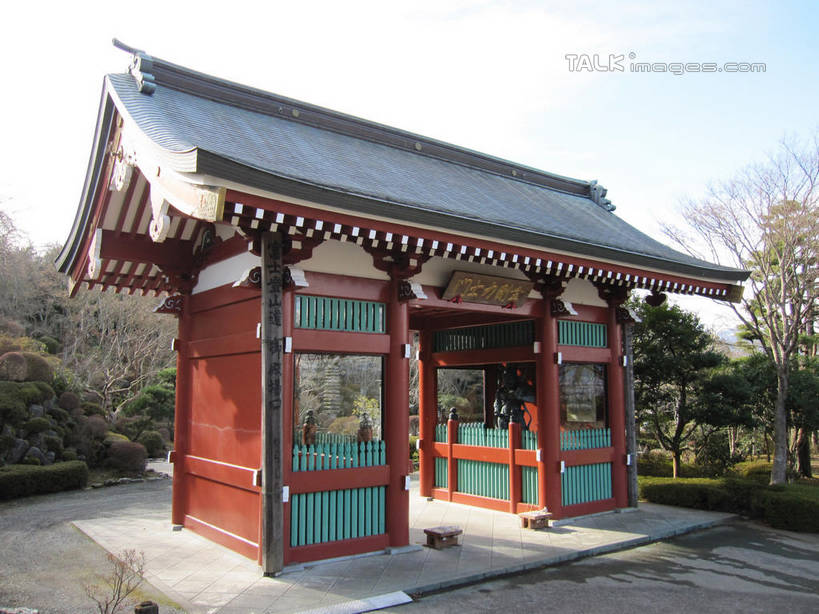 无人,横图,室外,白天,仰视,旅游,度假,美景,植物,门,建筑,雕塑,长崎,日本,亚洲,阴影,艺术,装饰,光线,标志,雕刻,牌匾,瓦片,文字,影子,字符,屋顶,景观,顶棚,瓦,文化,娱乐,标识,树,树木,蓝色,绿色,蓝天,天空,阳光,自然,工艺品,门框,天,享受,休闲,汉字,景色,放松,建造,平和公园,生长,晴朗,成长,纪念,美术,中文,自然风光,主题,陈列,东亚,屋瓦,和平公园,万里无云,日本国,长崎县,九州本岛,九州,九州岛,九州地方,长崎市,功能,美学,国文,华文,县厅,平和纪念公园,长崎平和公园,长崎平和纪念公园,晴空,晴空万里,彩图,低角度拍摄,shslj1