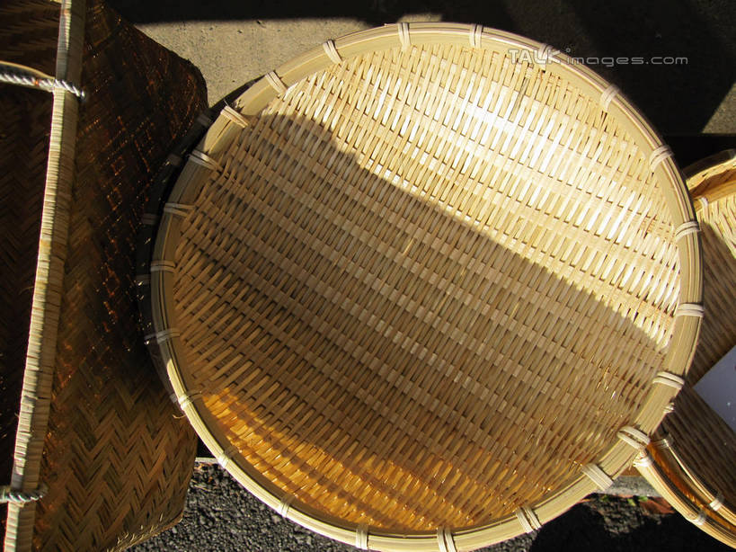 无人,交叉,横图,俯视,室外,特写,白天,竹子,静物,阴影,竹制,编织,光线,篮子,影子,一个,阳光,竹篮,单个,竹条,交织,竹制品,穿插,彩图,高角度拍摄,shslj1