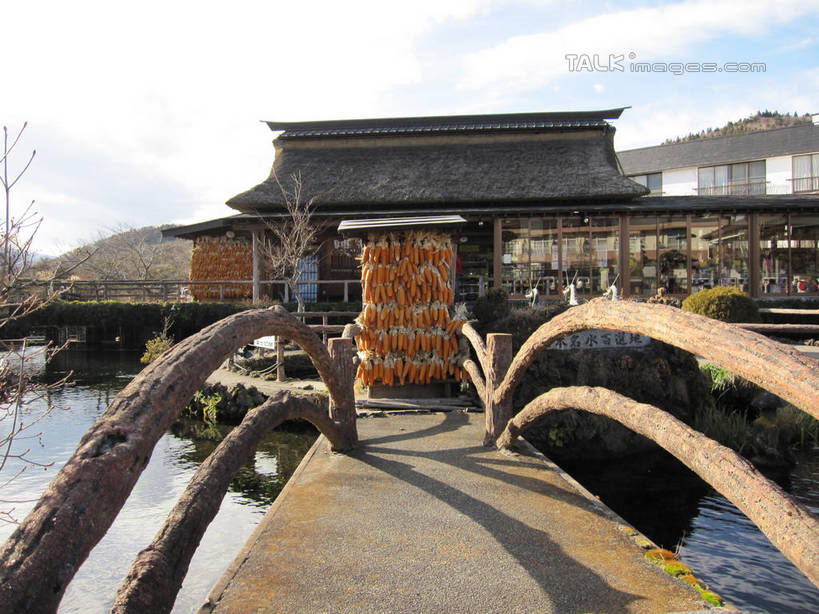 无人,家,木屋,栏杆,横图,室外,白天,正面,旅游,度假,河流,石头,美景,山,山脉,水,植物,日本,亚洲,阴影,波纹,光线,木板,石子,影子,池塘,河水,景观,山顶,山峰,水流,云,云朵,围栏,桥,木桥,涟漪,山峦,云彩,娱乐,护栏,住宅,栈桥,树,树木,蓝色,绿色,白云,倒影,蓝天,水纹,天空,阳光,自然,波浪,群山,天,享受,休闲,景色,放松,泉水,忍野八海,生长,晴朗,成长,人行桥,木板桥,倒映,自然风光,东亚,沉积岩,本州,本州岛,日本国,中部地方,山梨,山梨县,水晕,颠峰,极峰,反照,水成岩,石块,岩石,晴空,彩图,茅舍,茅屋,棚屋,小木屋,小屋,涌泉群,shslj1