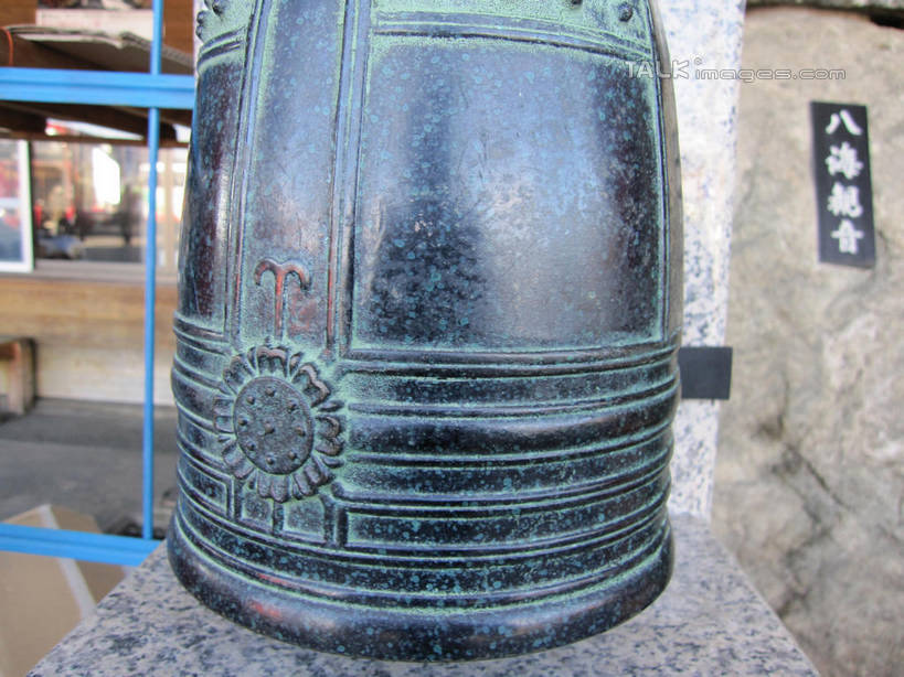 无人,横图,室内,白天,正面,雕塑,日本,亚洲,艺术,装饰,日文,标志,雕刻,雕像,文字,字符,标识,石雕,石刻,祈愿,石碑,工艺品,纪念,祈求,美术,信号,主题,报时,陈列,东亚,日本国,功能,美学,日语,召集,鸣钟,钟,彩图,shslj1