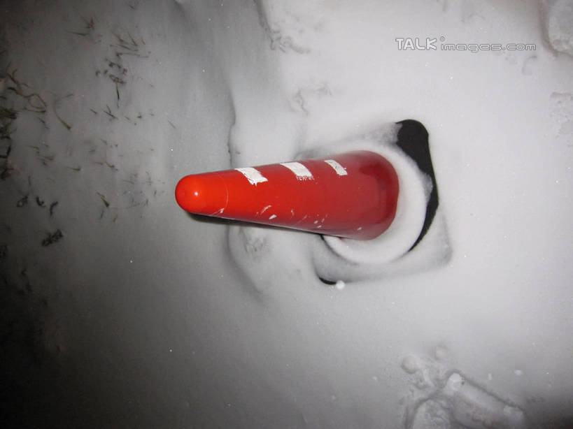 无人,横图,俯视,室外,特写,夜晚,雪,大雪,日本,亚洲,阴影,分离,光线,影子,积雪,雪景,冬季,冬天,灯光,警告,一个,红色,寒冷,警示,单个,隔离,禁止,提醒,提示,限制,交通标志,东亚,路锥,日本国,交通锥,严寒,危险,彩图,高角度拍摄,shslj1