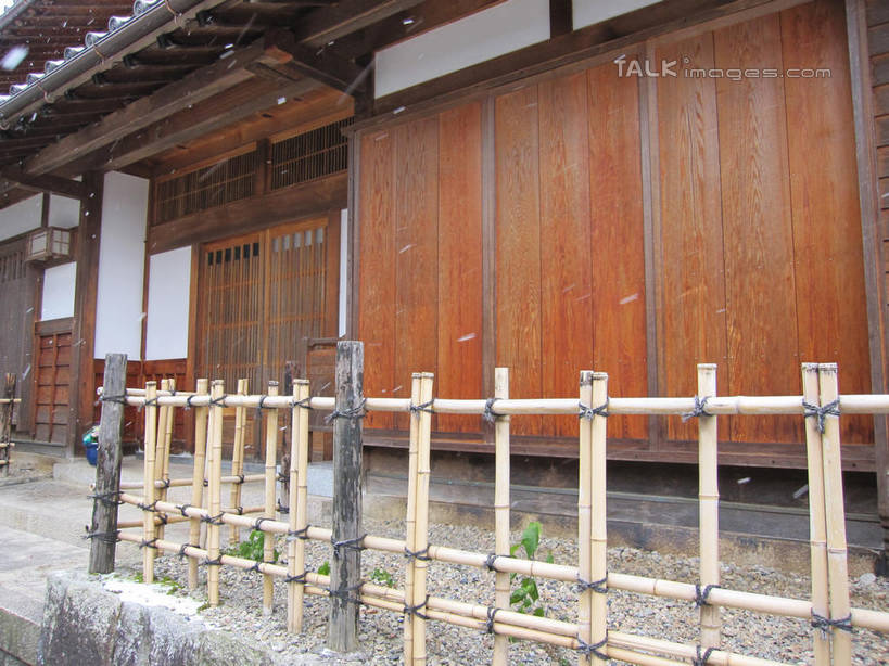 无人,家,木屋,栏杆,横图,室外,白天,正面,建筑,日本,亚洲,瓦片,栅栏,屋顶,篱笆,围栏,顶棚,瓦,护栏,住宅,建造,马笼宿,东亚,屋瓦,本州,本州岛,日本国,中部地方,岐阜,岐阜县,县厅,彩图,茅舍,茅屋,棚屋,小木屋,小屋,岐阜市,马笼,shslj1