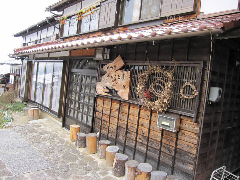 无人,家,木屋,横图,室外,白天,正面,建筑,日本,亚洲,一排,许多,整齐,瓦片,屋顶,树桩,很多,顶棚,瓦,住宅,树,树干,排列,木桩,建造,马笼宿,队列,东亚,屋瓦,本州,本州岛,日本国,中部地方,岐阜,岐阜县,县厅,彩图,茅舍,茅屋,棚屋,小木屋,小屋,岐阜市,马笼,shslj1