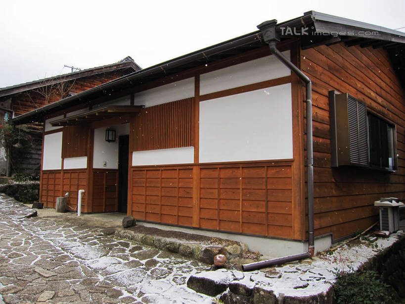 无人,家,木屋,横图,室外,白天,正面,旅游,度假,雪,植物,大雪,建筑,日本,亚洲,瓦片,屋顶,积雪,雪景,冬季,冬天,顶棚,瓦,娱乐,住宅,树,树木,绿色,自然,享受,休闲,放松,寒冷,建造,生长,成长,马笼宿,东亚,屋瓦,本州,本州岛,日本国,中部地方,岐阜,岐阜县,严寒,县厅,彩图,茅舍,茅屋,棚屋,小木屋,小屋,岐阜市,马笼,shslj1