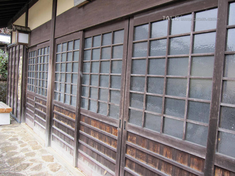 无人,家,木屋,横图,室外,白天,正面,旅游,度假,窗户,照明,日本,亚洲,吊挂,悬挂,灯笼,纸灯笼,挂,娱乐,玻璃窗,住宅,灯具,享受,休闲,放松,马笼宿,照亮,照明设备,东亚,本州,本州岛,日本国,中部地方,岐阜,岐阜县,县厅,彩图,茅舍,茅屋,棚屋,小木屋,小屋,岐阜市,马笼,shslj1