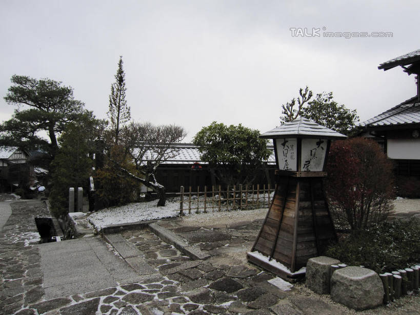 无人,家,木屋,横图,室外,白天,正面,旅游,度假,雪,植物,大雪,照明,日本,亚洲,阴影,光线,灯笼,影子,积雪,雪景,冬季,冬天,娱乐,住宅,树,树木,蓝色,绿色,蓝天,天空,阳光,自然,灯具,天,享受,休闲,放松,寒冷,生长,晴朗,成长,马笼宿,照亮,照明设备,东亚,本州,万里无云,本州岛,日本国,中部地方,岐阜,岐阜县,严寒,县厅,晴空,晴空万里,彩图,茅舍,茅屋,棚屋,小木屋,小屋,岐阜市,石灯笼,马笼,shslj1