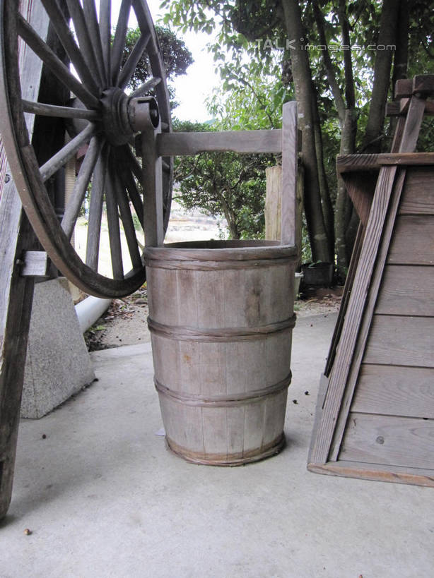 无人,竖图,室外,白天,正面,阴影,光线,木制,木桶,桶,推车,影子,车,一个,阳光,木制品,容器,手推车,交通工具,单个,储藏,货车,小推车,储存,载具,搬运车,彩图,平板车,贮存,手拉车,shslj1