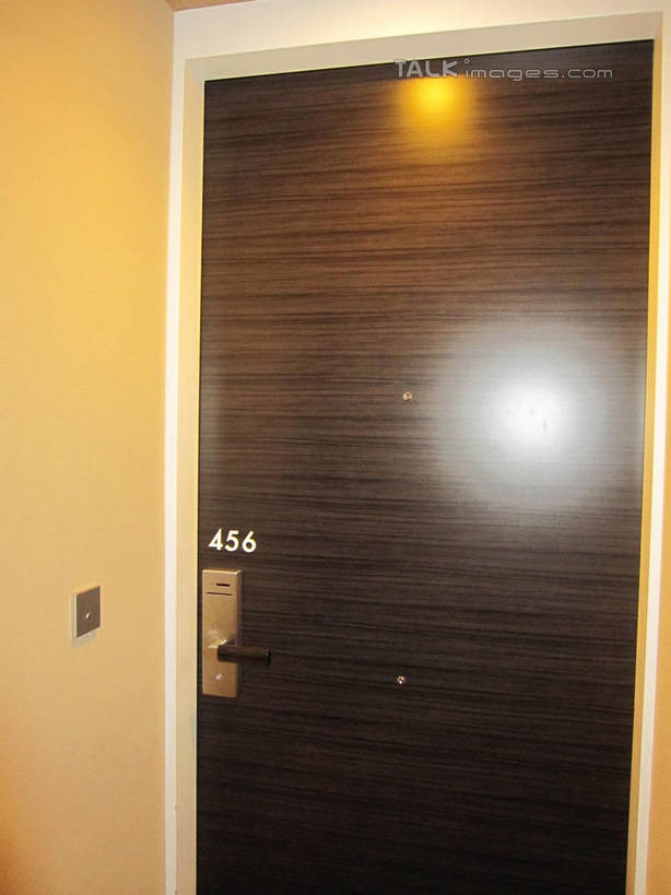 无人,竖图,室内,白天,正面,门,酒店,阴影,光线,标志,数字,文字,影子,字符,墙,灯光,标识,墙壁,墙面,把手,门把手,门框,阿拉伯数字,门把,拉手,彩图,旅店,shslj1