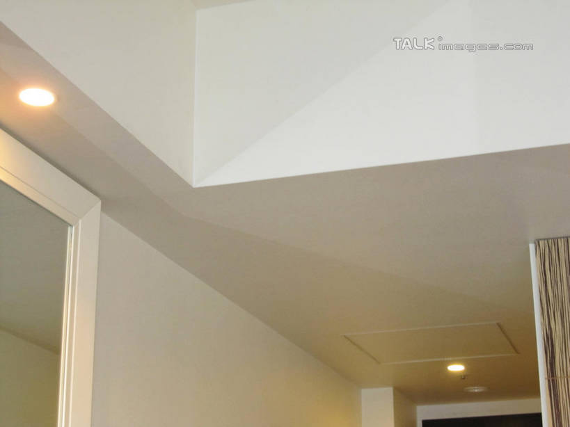 无人,横图,室内,白天,仰视,酒店,照明,阴影,光线,电器,影子,墙,灯光,顶灯,墙壁,墙面,灯,空调,白色,灯具,照亮,调节,舒适,家电,家用电器,照明设备,调整,空气调节器,彩图,低角度拍摄,旅店,shslj1