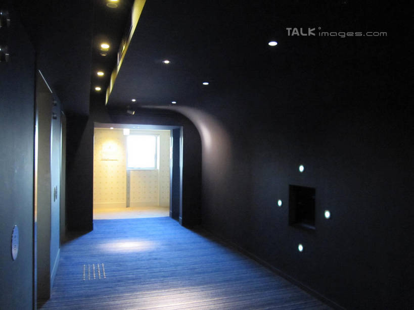 无人,横图,室内,夜晚,正面,酒店,照明,阴影,光线,影子,墙,走道,走廊,过道,灯光,顶灯,墙壁,墙面,灯,灯具,照亮,照明设备,彩图,旅店,shslj1