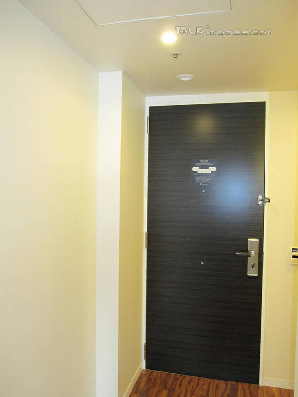 无人,竖图,室内,夜晚,正面,壁纸,门,酒店,照明,阴影,光线,影子,墙,灯光,顶灯,墙壁,墙面,灯,灯具,门框,照亮,照明设备,墙纸,彩图,旅店,shslj1