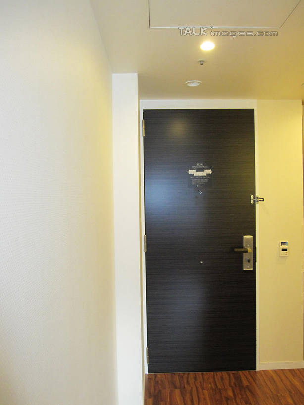 无人,竖图,室内,夜晚,正面,壁纸,门,酒店,照明,阴影,光线,影子,墙,灯光,顶灯,墙壁,墙面,灯,灯具,门框,照亮,照明设备,墙纸,彩图,旅店,shslj1