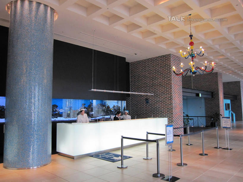 无人,前台,横图,室内,白天,正面,桌子,酒店,照明,阴影,光线,影子,办公桌,灯光,分开,吊灯,灯,灯具,隔断,服务台,隔离带,隔离,照亮,照明设备,间隔,断绝,隔开,屏蔽,屏绝,远离,中断,阻遏,阻隔,彩图,旅店,帮助台,呼叫台,栏杆座,一米线,shslj1