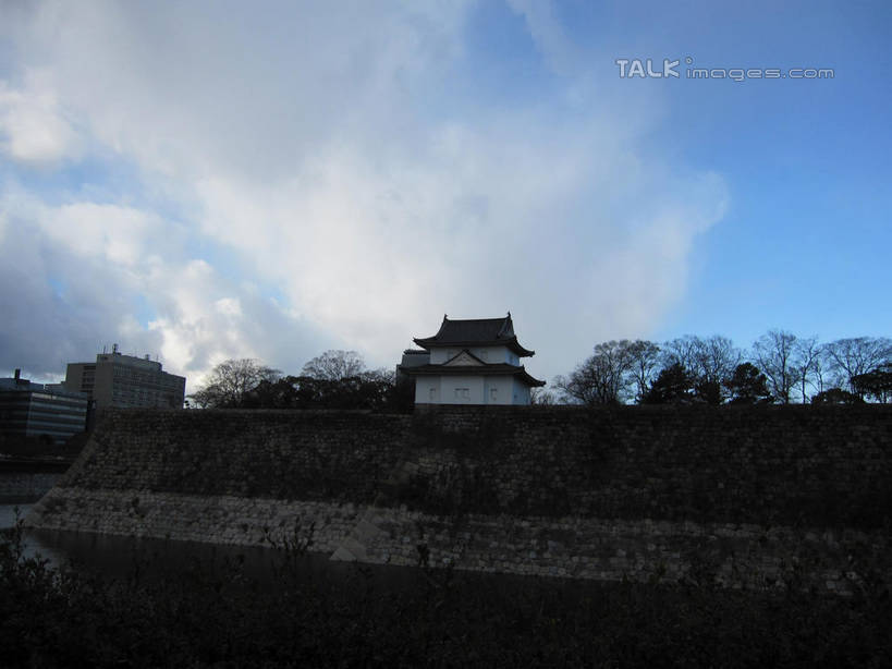 无人,横图,室外,白天,正面,旅游,度假,石头,植物,标志建筑,地标,建筑,日本,亚洲,阴影,光线,石子,瓦片,影子,墙,屋顶,云,云朵,云彩,顶棚,瓦,娱乐,建设,墙壁,墙面,树,树木,蓝色,绿色,白云,蓝天,天空,阳光,自然,天,享受,休闲,旅游胜地,放松,建造,天守阁,大阪,生长,晴朗,成长,东亚,屋瓦,本州,大阪府,本州岛,日本国,近畿地方,近畿,县厅,大阪市,石块,晴空,彩图,shslj1
