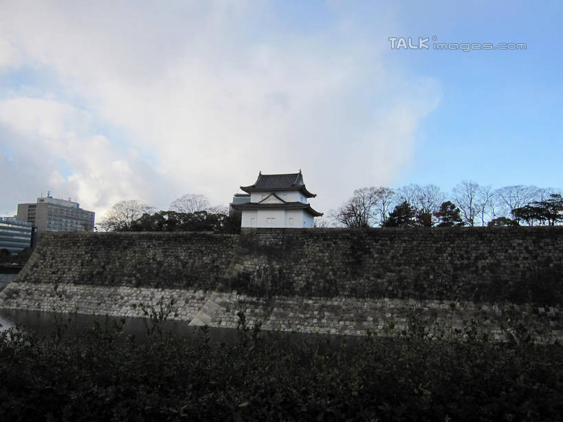无人,横图,室外,白天,正面,旅游,度假,石头,植物,标志建筑,地标,建筑,日本,亚洲,阴影,光线,石子,瓦片,影子,墙,屋顶,云,云朵,云彩,顶棚,瓦,娱乐,建设,墙壁,墙面,树,树木,蓝色,绿色,白云,蓝天,天空,阳光,自然,天,享受,休闲,旅游胜地,放松,建造,天守阁,大阪,生长,晴朗,成长,东亚,屋瓦,本州,大阪府,本州岛,日本国,近畿地方,近畿,县厅,大阪市,石块,晴空,彩图,shslj1