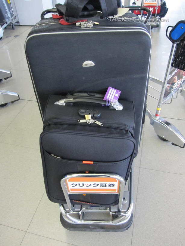 无人,机场,竖图,俯视,室内,特写,白天,安全,飞机场,静物,日本,亚洲,拉杆箱,旅行箱,防护,车,锁,两个,手推车,行李箱,箱子,交通工具,密码锁,行李车,出差,保护,载具,保险,私密,东亚,日本国,保全,周全,安稳,安定,防盗,平安,航空站,空港,彩图,高角度拍摄,旅行,号码锁,机场行李车,shslj1