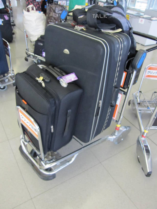 无人,机场,竖图,俯视,室内,特写,白天,安全,飞机场,静物,日本,亚洲,拉杆箱,旅行箱,防护,车,锁,两个,手推车,行李箱,箱子,交通工具,密码锁,行李车,出差,保护,载具,保险,私密,东亚,日本国,保全,周全,安稳,安定,防盗,平安,航空站,空港,彩图,高角度拍摄,旅行,号码锁,机场行李车,shslj1