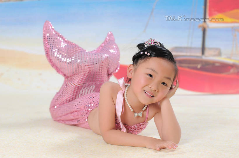 帆船,东方人,儿童,一个人,笑,微笑,露齿笑,横图,室内,白天,正面,纯洁,海浪,海洋,沙滩,船,亚洲,仅一个女性,仅一个人,撑,服装,沙子,海岸,浪花,沙地,托腮,注视,黄种人,小孩,衣服,粉色,海水,背景墙,交通工具,观察,看,趴着,托,仅一个小孩,可爱,童年,童趣,服饰,观看,装饰墙,察看,衣着,穿着,关注,托下巴,载具,表演服,演出服,海景,童真,烂漫,无邪,衣饰,道具服,单手托腮,天真,女孩,女人,女性,亚洲人,孩子,大海,风浪,海,海水的波动,海滩,近岸浪,涌浪,趴,彩图,全身,美人鱼,女生,shslj1